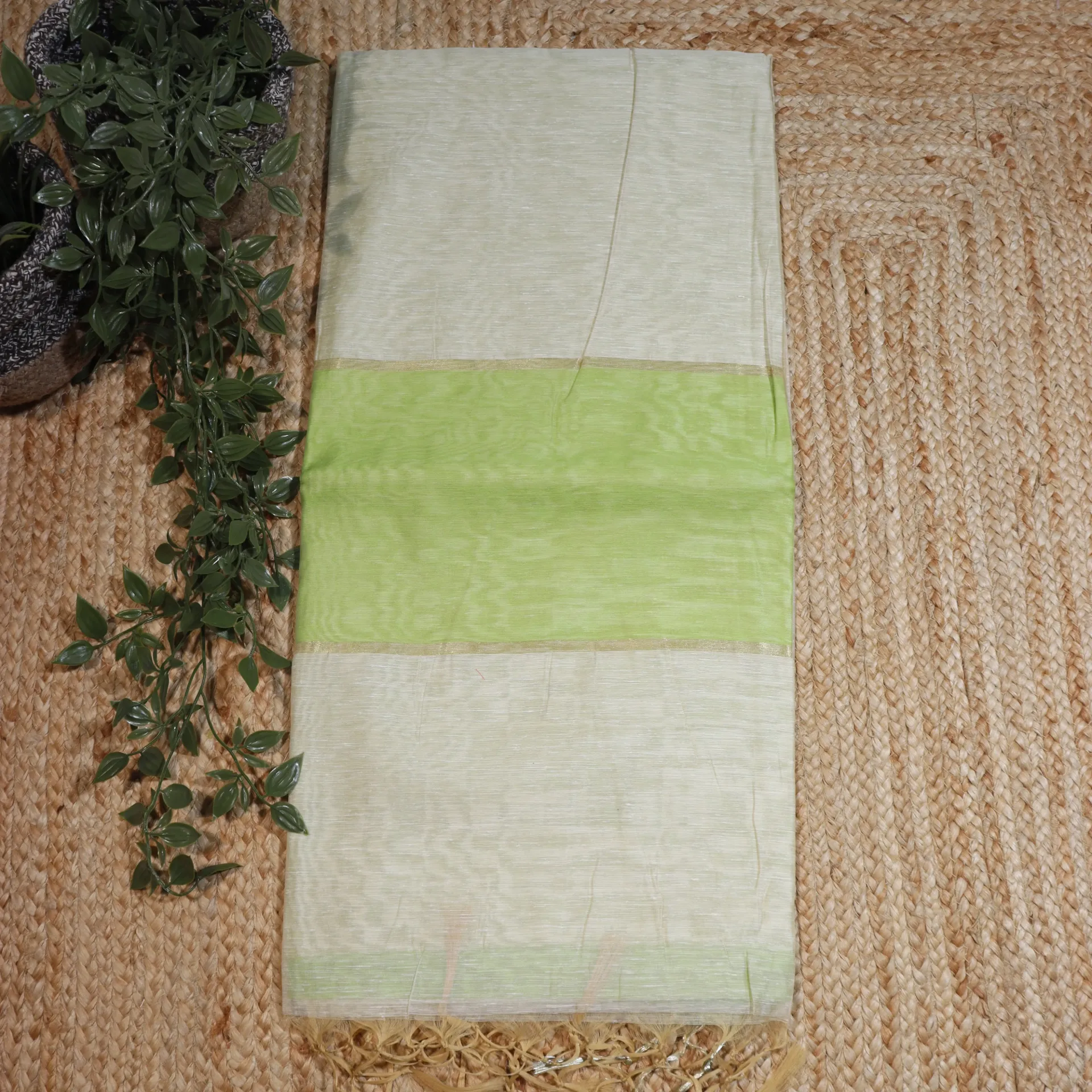 [Plain5] Off-White Banarasi Chanderi Saree with Vibrant Green Pallu & Green Blouse